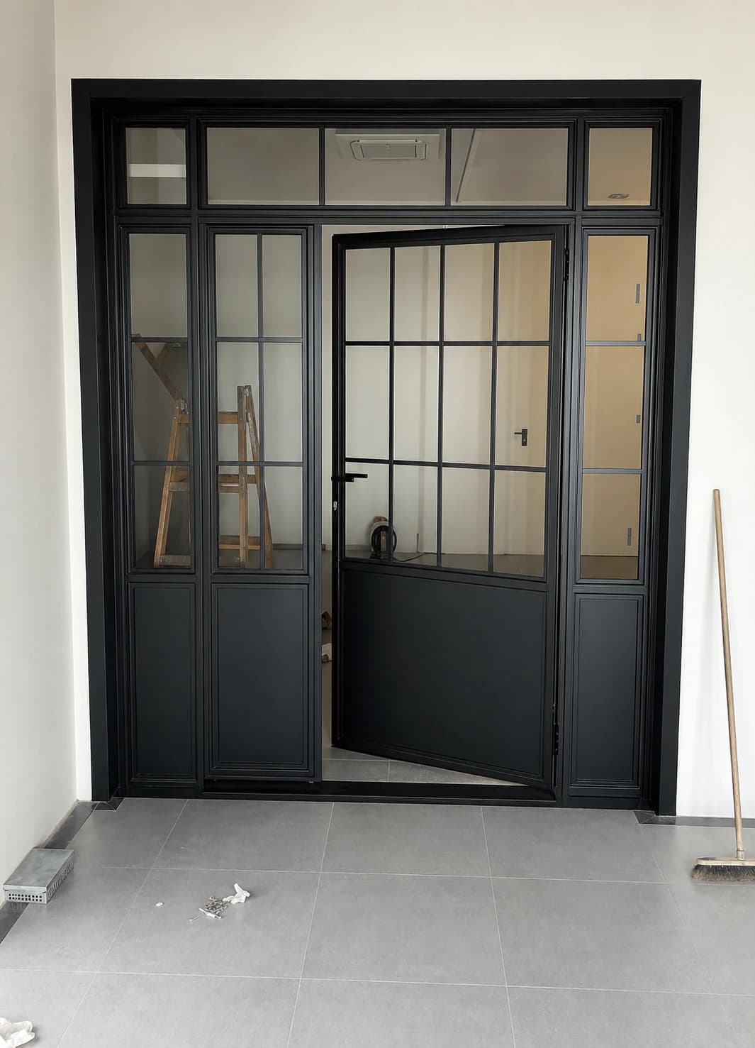 Drzwi kute w łuku ceglanym — kadr 1