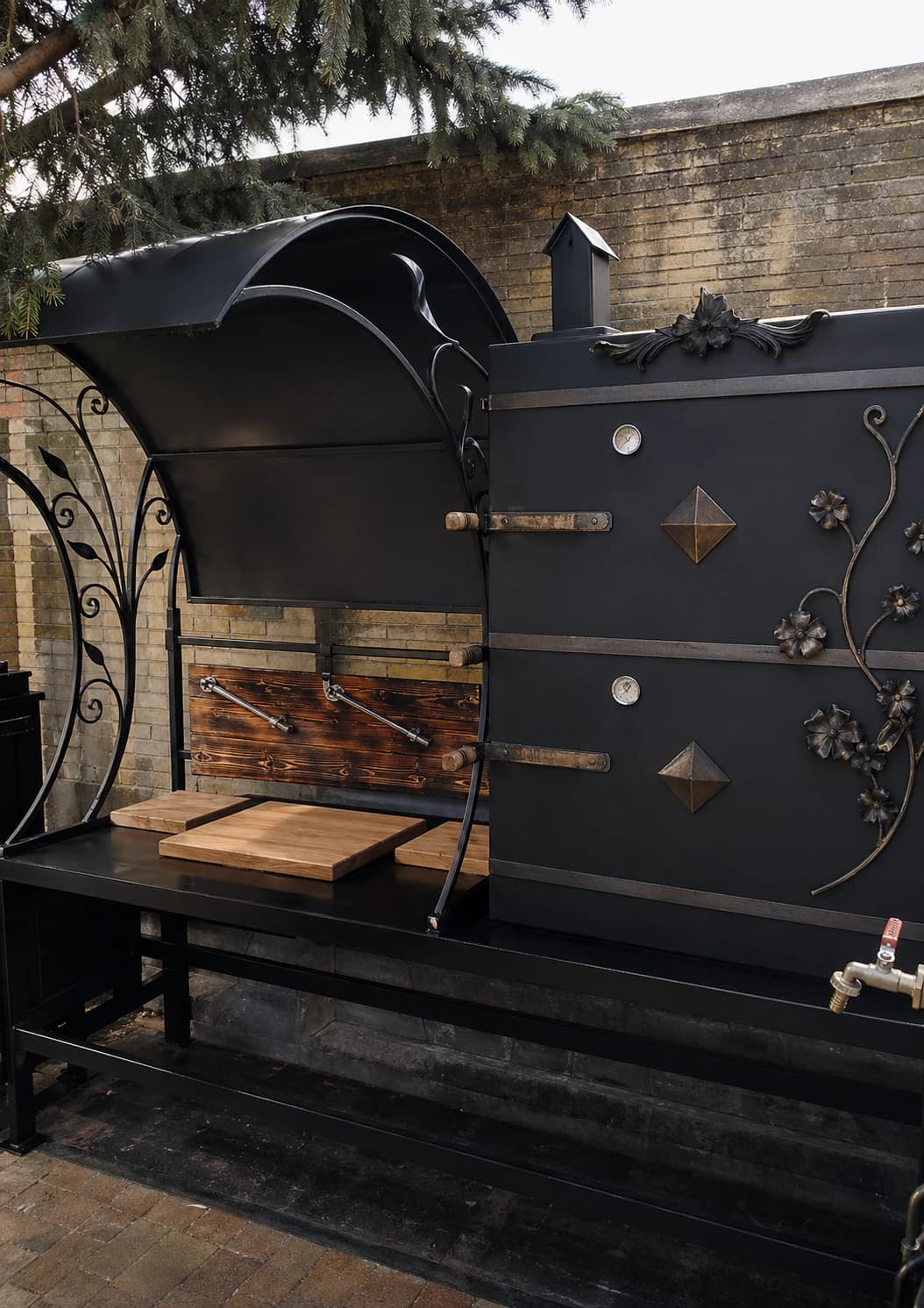 Kuty element wyposażenia ogrodu — kadr 1